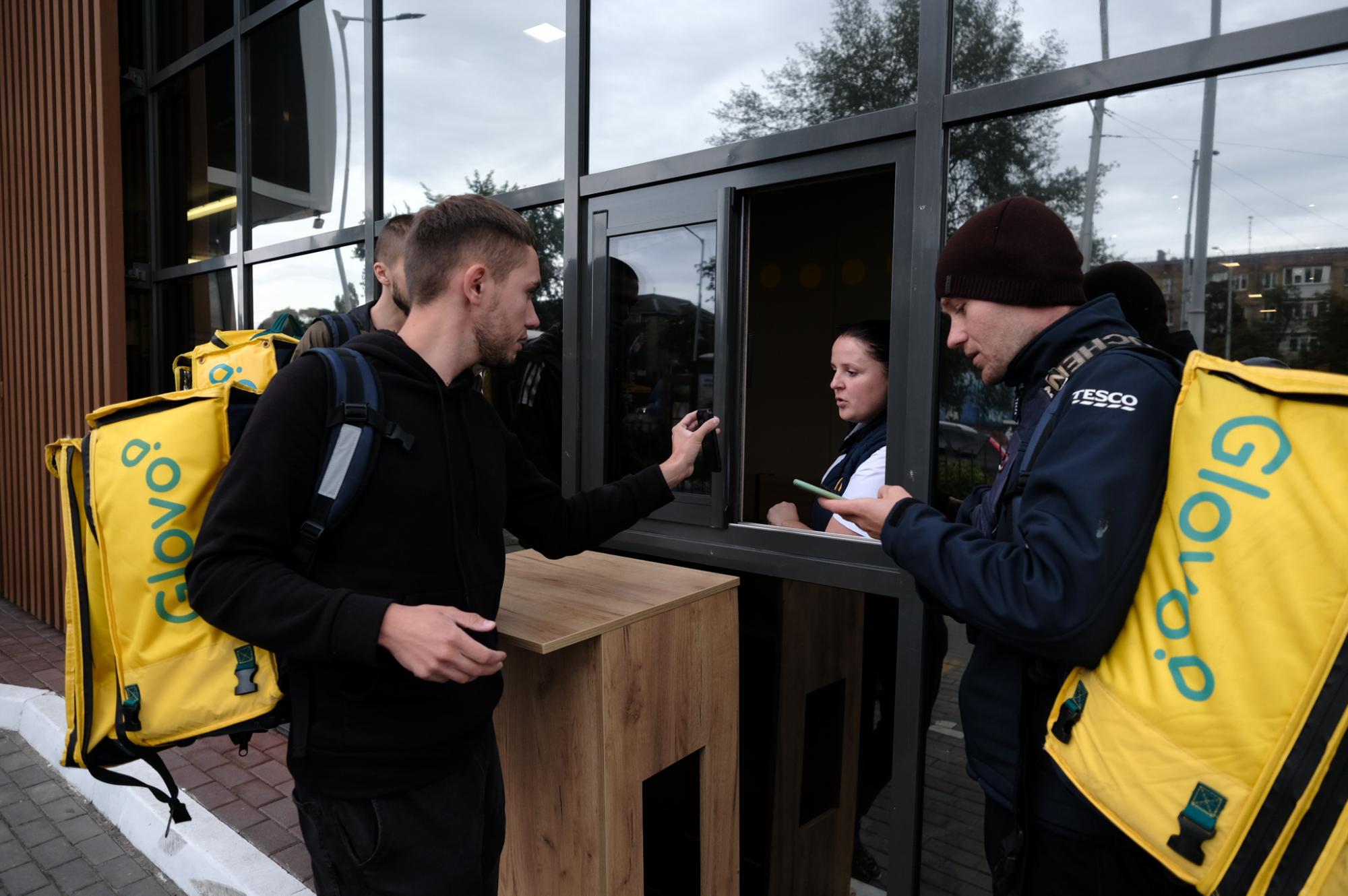 МакДональдс открылся: огромные очереди, сбои в Glovo, а курьеры уже закончились