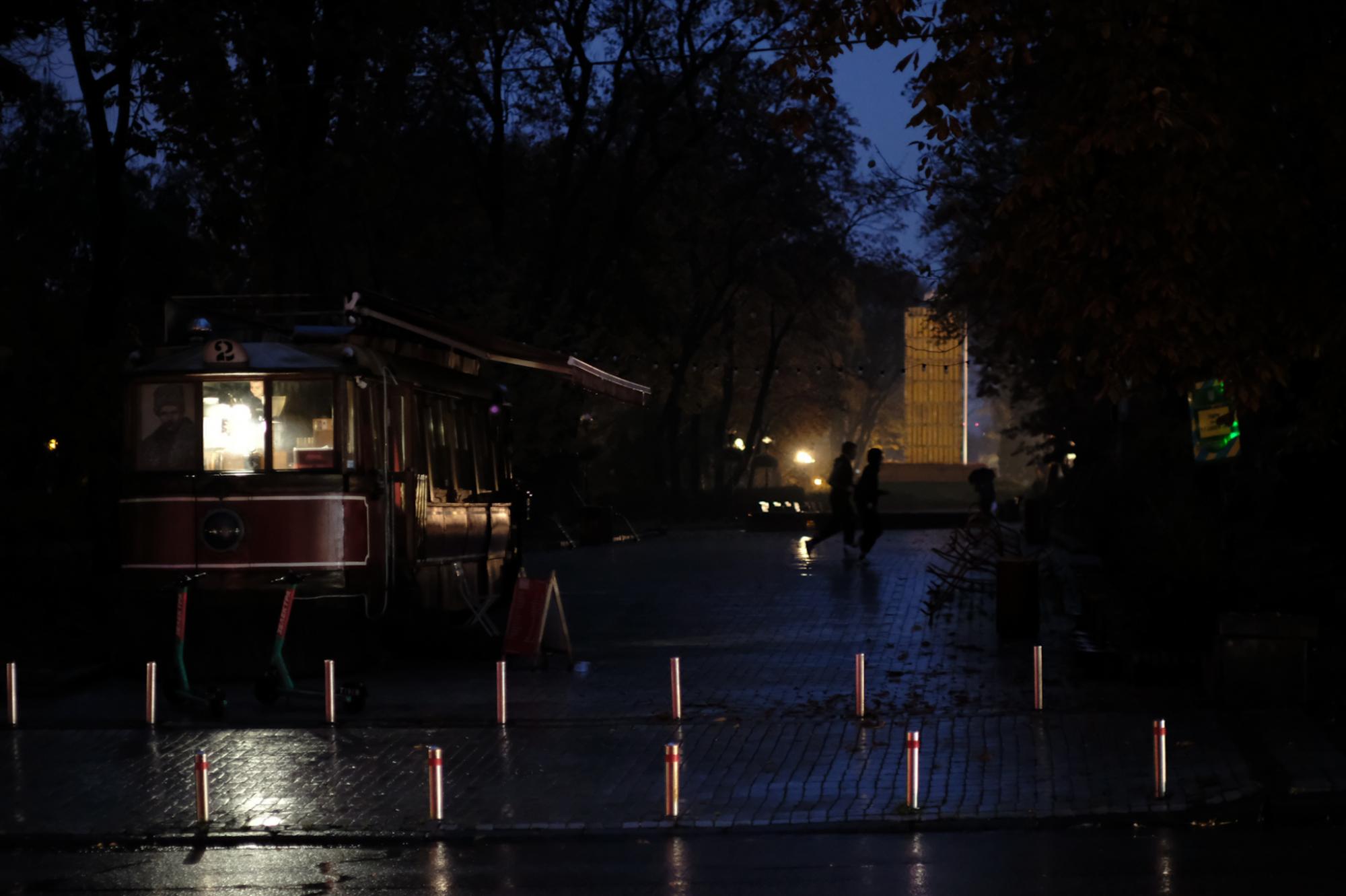 Київ поринув у темряву. Захоплюючі фото з центру, таким ви місто ще не бачили