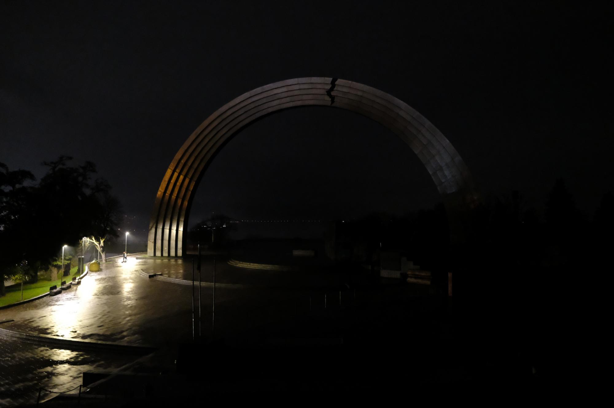 Київ поринув у темряву. Захоплюючі фото з центру, таким ви місто ще не бачили