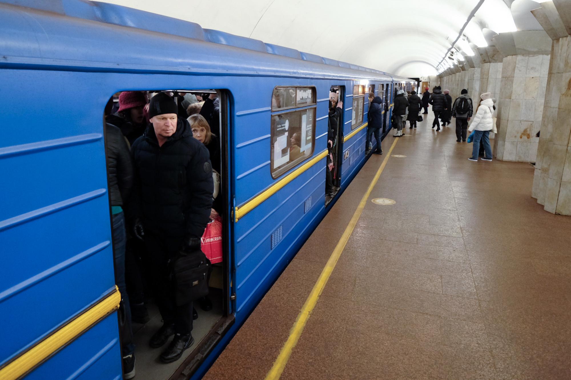 Перші фото зі станцій метро "Хрещатик" і "Майдан Незалежності", які знову працюють