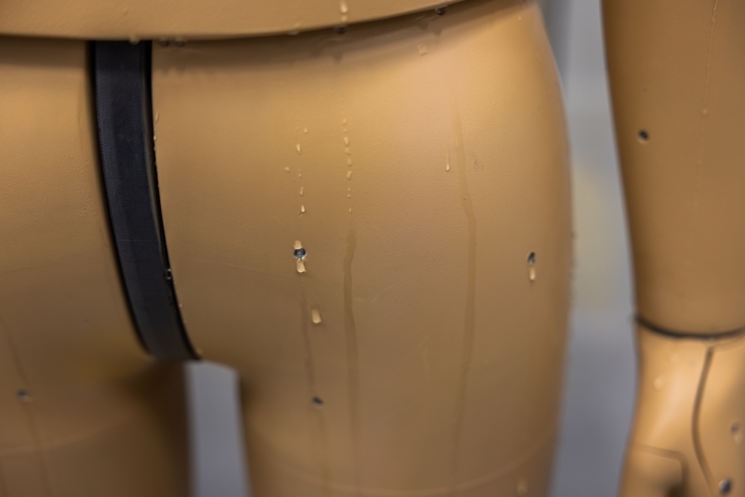 Ученые создали первого в мире робота, который дышит, потеет и дрожит. Вот как он выглядит