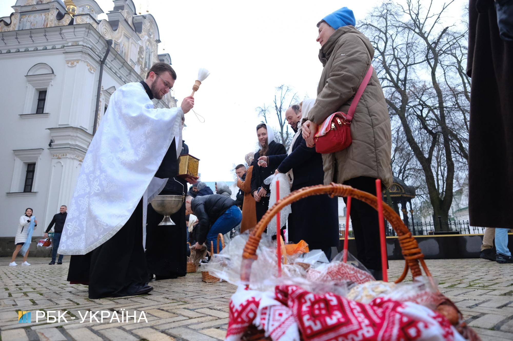 Как в Киевской лавре ПЦУ и УПЦ МП провели Пасхальные службы (видео и фото)