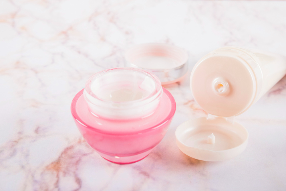 Чим відрізняються дорогі креми для обличчя від дешевих: дерматолог розкрила правду