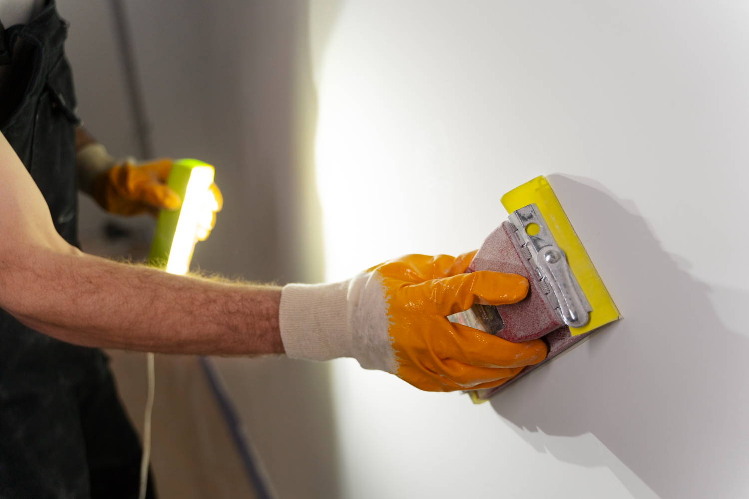 Не торопитесь красить! Вот, как лучше подготовить стены к обновлению цвета