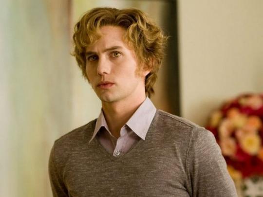 Из бледного вампира в брутала: как выглядит сегодня Джаспер из "Сумерек"