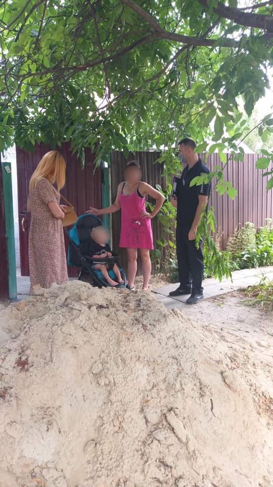 Оставила ребенка голодным на два дня: в Чугуеве "копы" спасли 2-летнего мальчика от матери-пьяницы