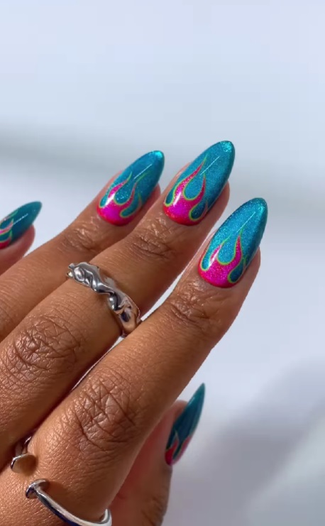 Маникюр "бархатное стекло" становится трендом: 11 модных идей на зиму 2025