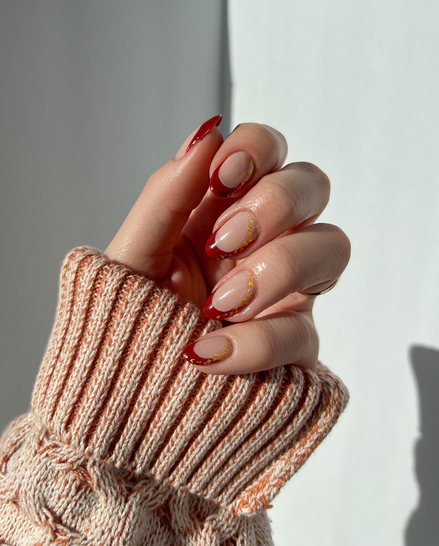 Червоний манікюр - розкішний варіант до Різдва та Нового року: добірка святкових дизайнів