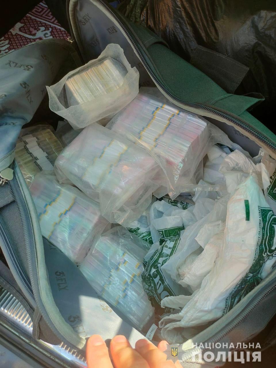 Киянину обміняли 28 тисяч доларів на сувенірні гривні (відео)