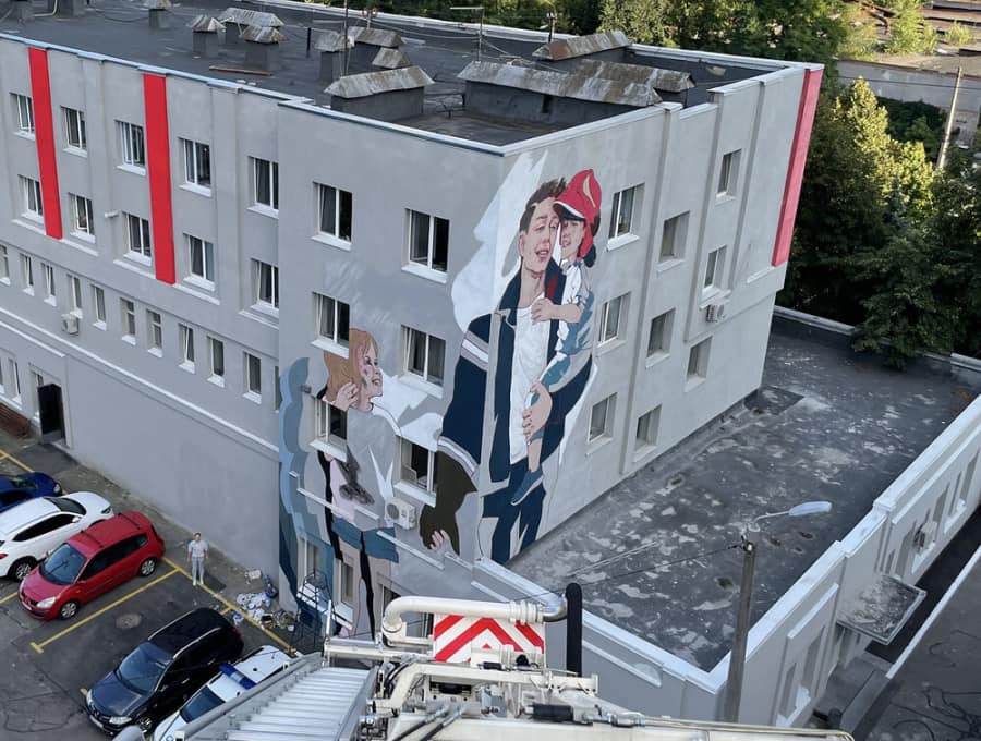 У Києві з'явився новий незвичайний мурал: присвячений рятувальникам