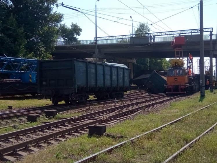 В Запорожье перевернулся грузовой поезд: появилось видео и фото с места ЧП