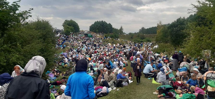 Появились фото крестного хода к Почаевской лавре: тысячи людей и все без масок