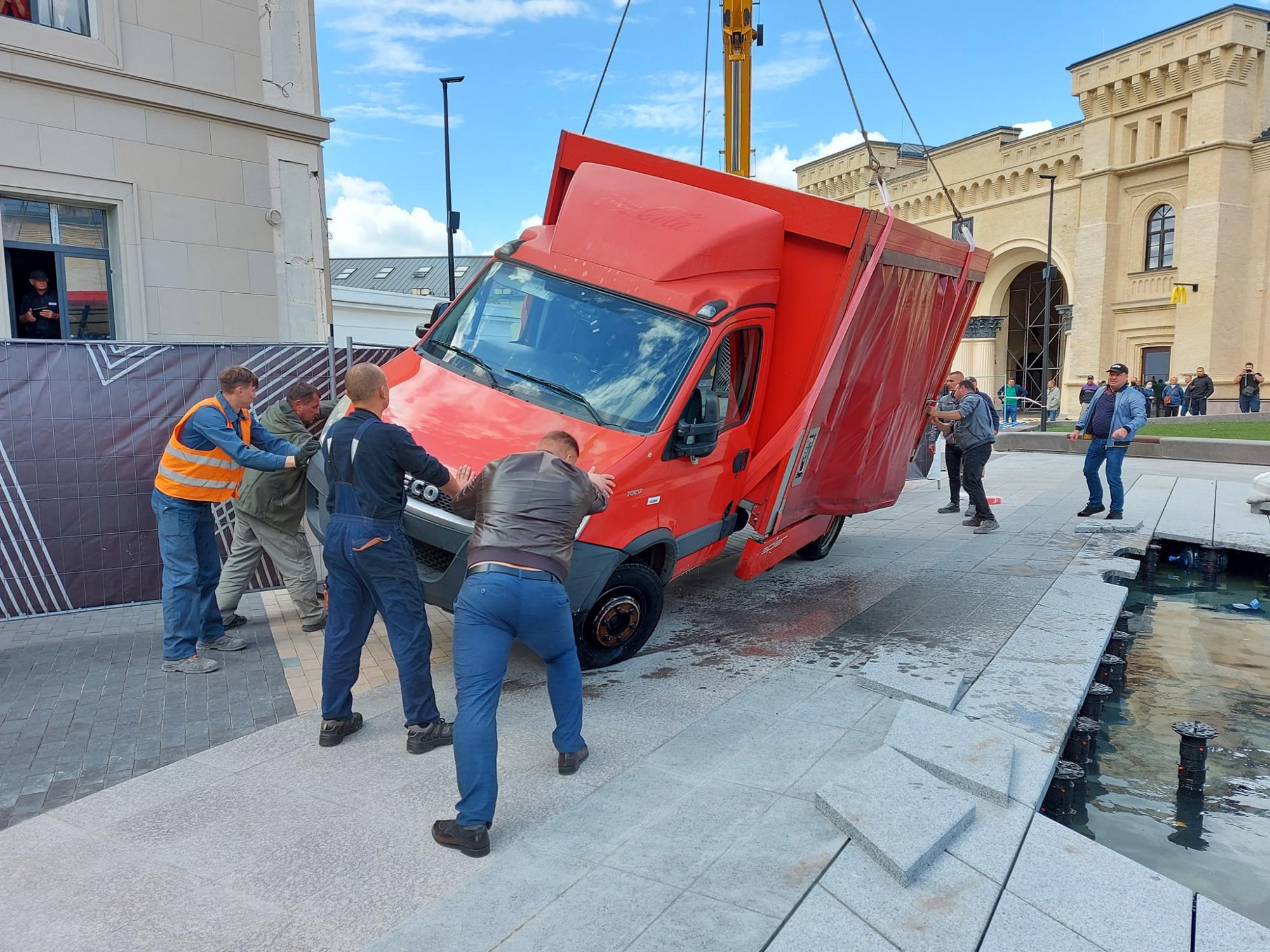 У центрі Києва вантажівка провалилася на місці відкриття нового фонтану
