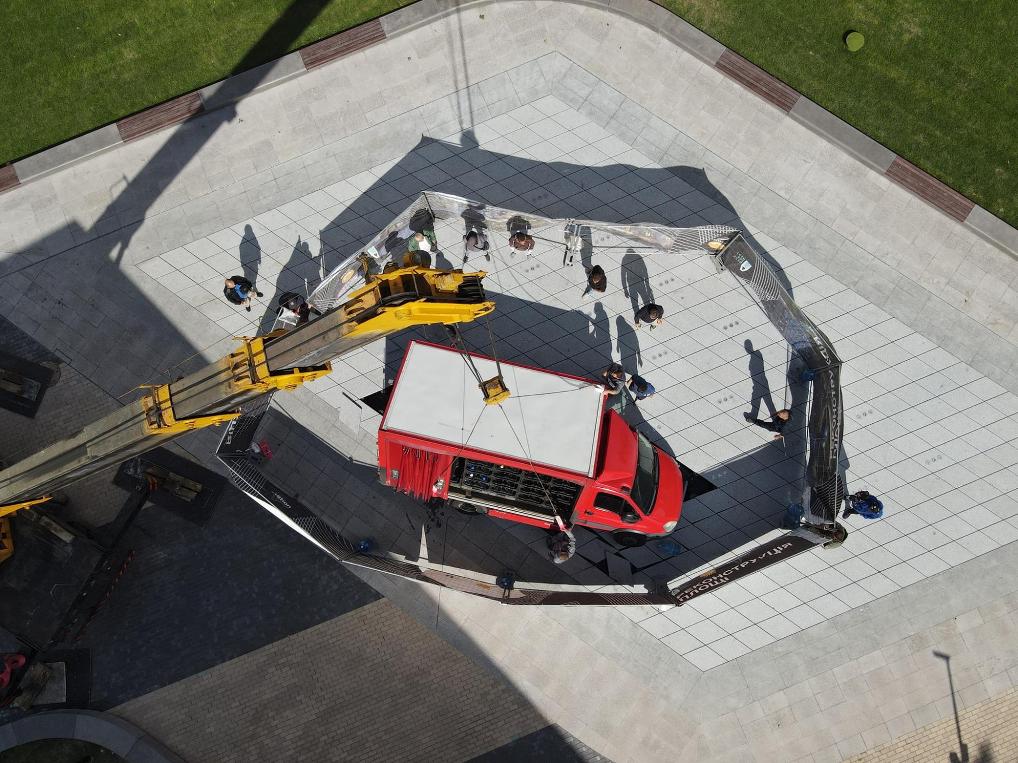 У центрі Києва вантажівка провалилася на місці відкриття нового фонтану