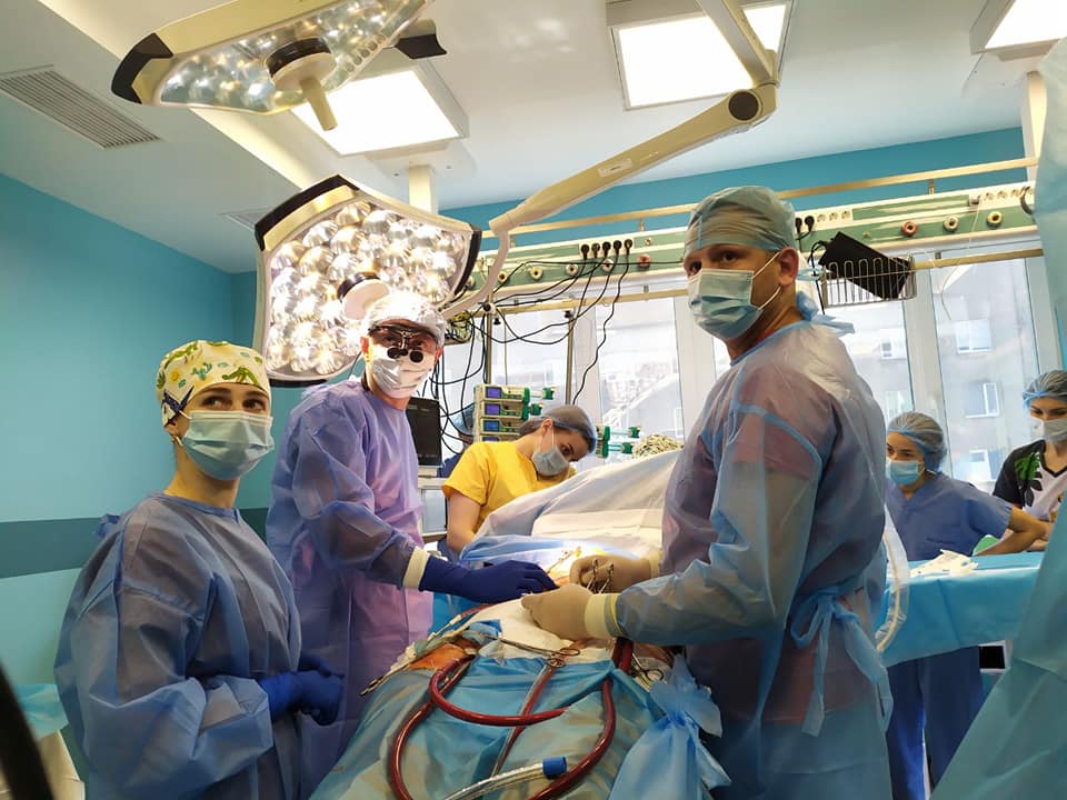 Врятували життя двом людям: у Львові вперше виконали рідкісні операції на серці крізь щілини між ребрами