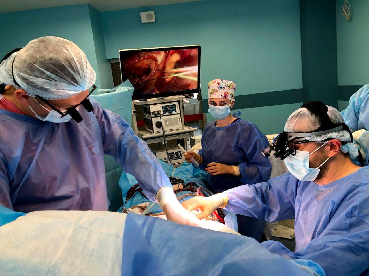 Врятували життя двом людям: у Львові вперше виконали рідкісні операції на серці крізь щілини між ребрами