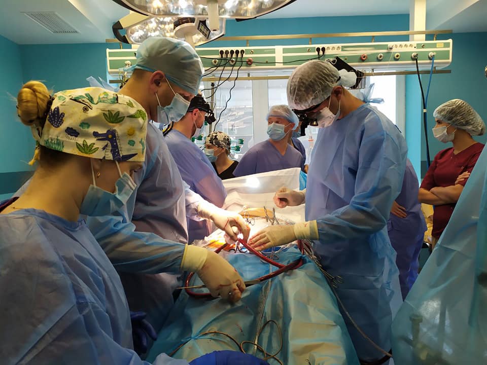 Врятували життя двом людям: у Львові вперше виконали рідкісні операції на серці крізь щілини між ребрами