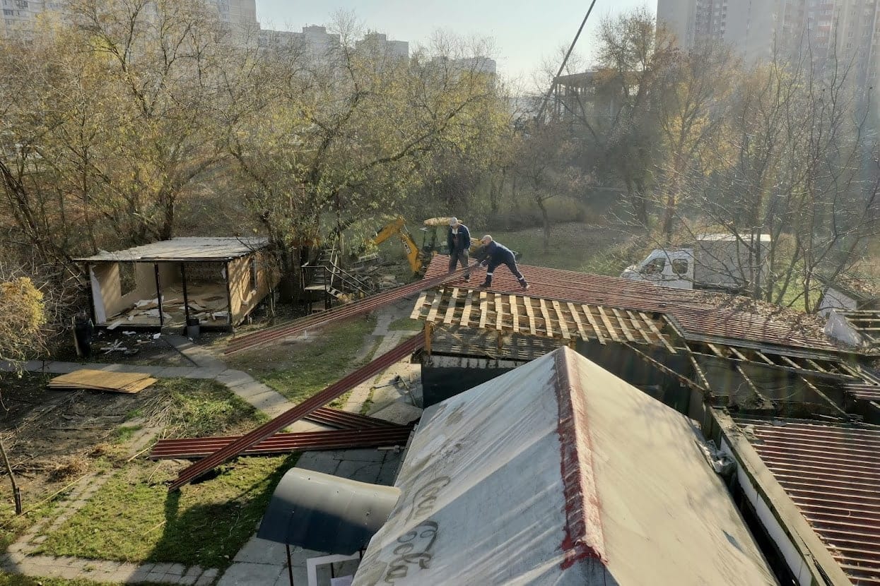 У Києві знесли комплекс відпочинку на березі озера (фото)