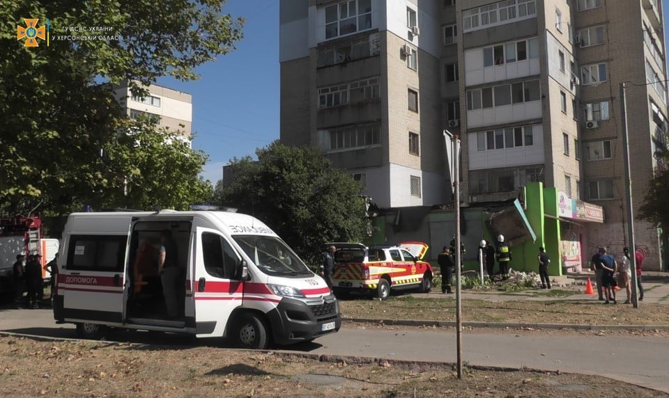 Родился в рубашке: в Херсоне мужчина чудом выжил после падения на него бетонной плиты (видео)