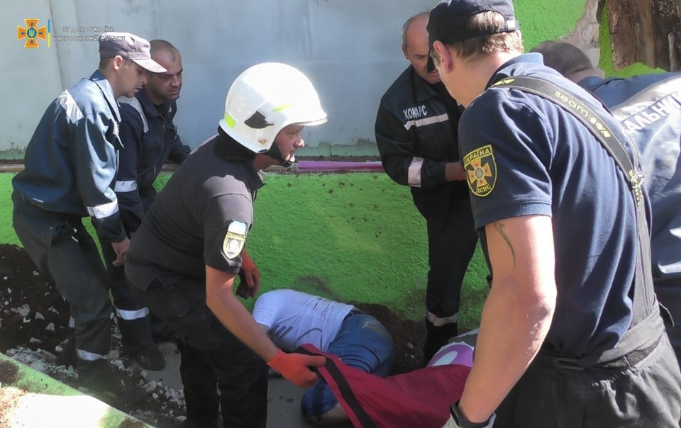 Родился в рубашке: в Херсоне мужчина чудом выжил после падения на него бетонной плиты (видео)