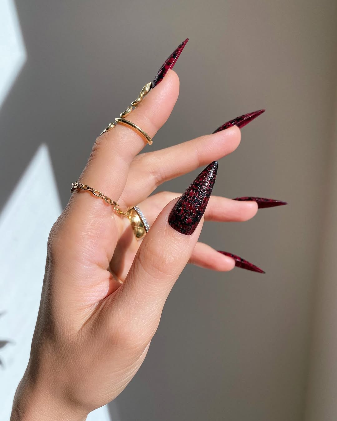 Манікюр на Китайський Новий рік: як зробити зміїний принт на нігтях у домашніх умовах