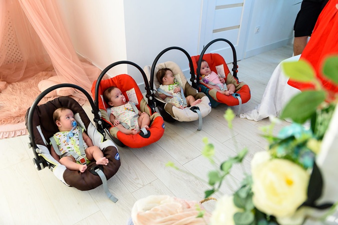 "Діти в руках, речі в зубах": історія багатодітної сім'ї з чотирма близнятами