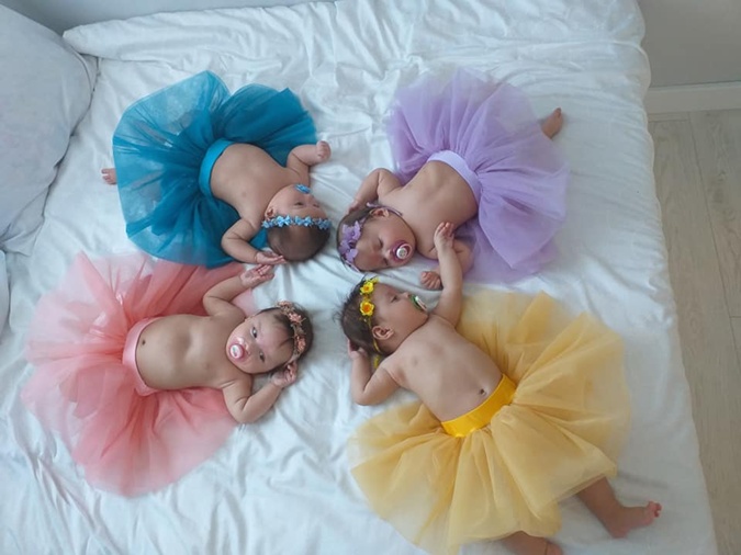 "Діти в руках, речі в зубах": історія багатодітної сім'ї з чотирма близнятами