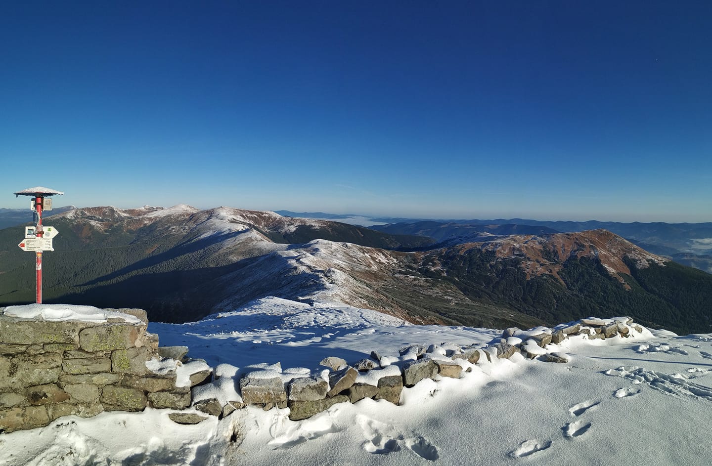 У Карпатах вже перші замети: красу засніжених гір показали на фото