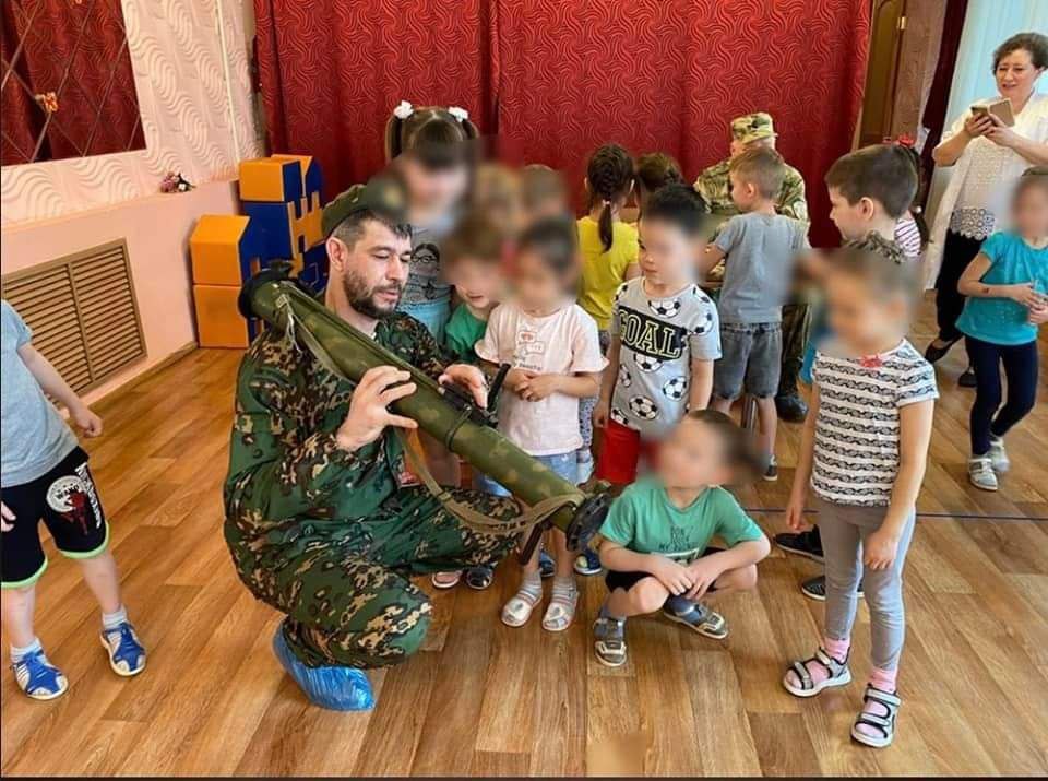 Методи НКВС і павлики морозови: у Росії "промивають" мізки дітям у садочках