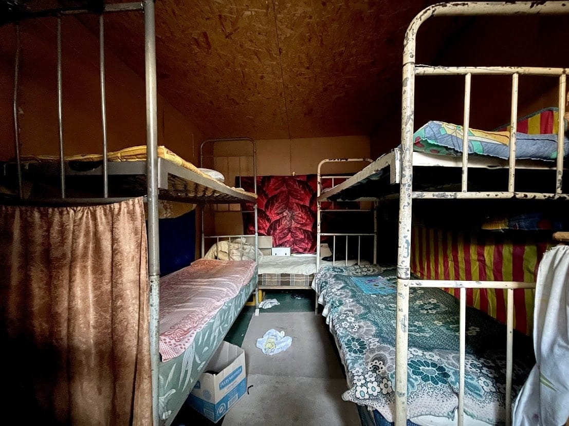 У Києві знесли комплекс відпочинку на березі озера (фото)