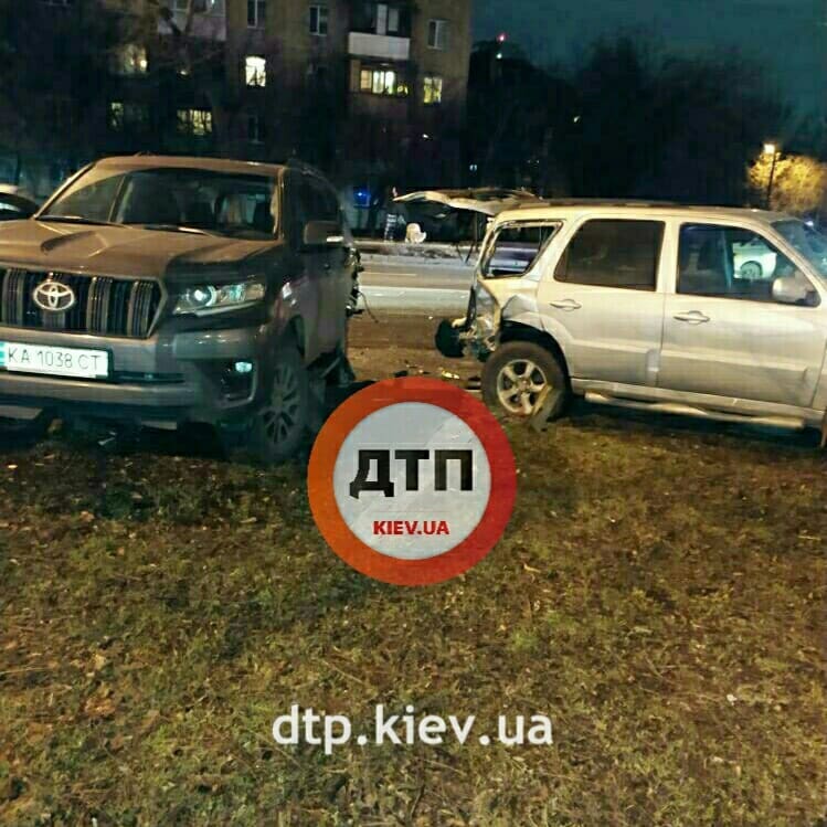 У Києві неадекват за кермом розтрощив понад 10 авто, надів маску і втік (фото, відео)