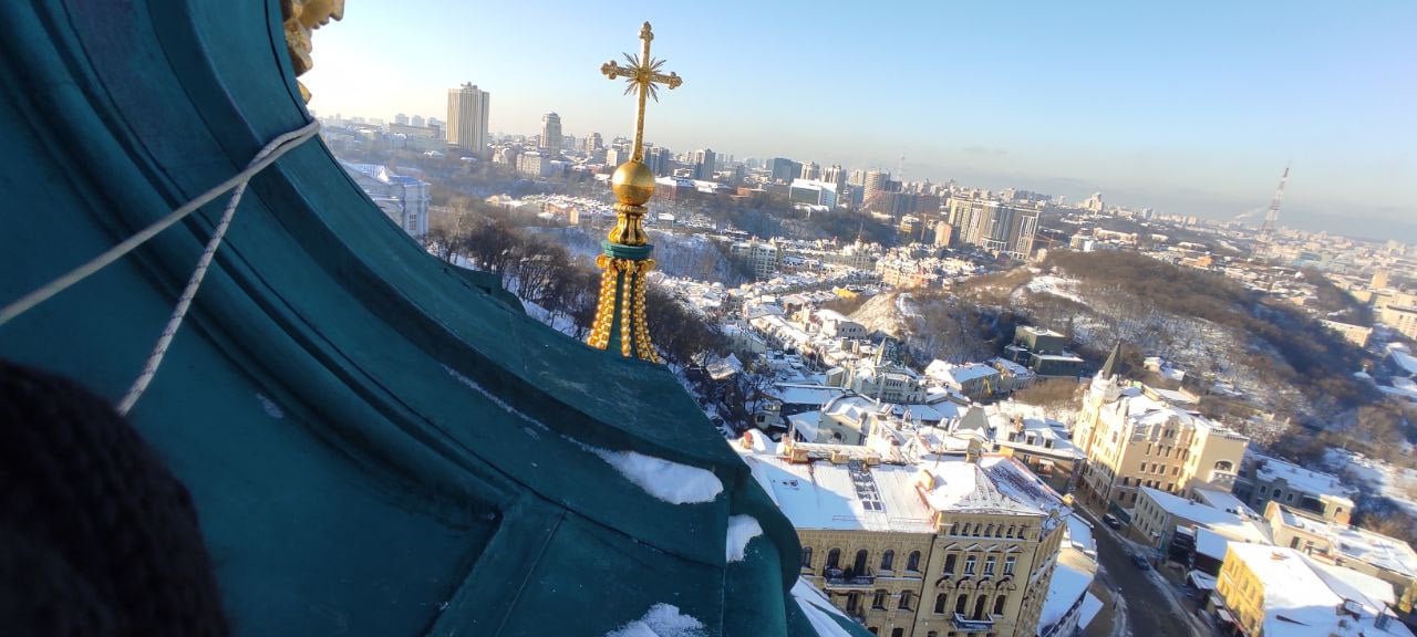 В Киеве из-за непогоды пострадала Андреевская церковь: в куполе треснуло стекло (фото)