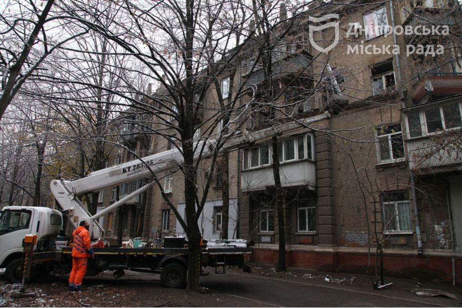 В Днепре коммунальщики продолжают ликвидировать последствия ракетного удара