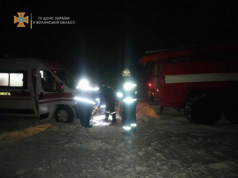На Волині рятувальники витягали зі снігового полону "швидку" з хворою жінкою (відео)