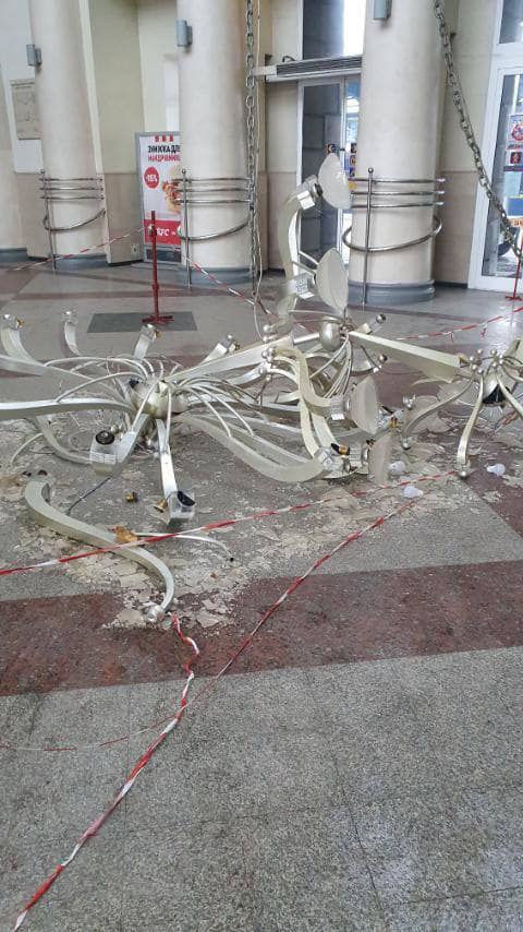 В Днепре посреди ЖД вокзала упала огромная люстра: людей чудом не задело (фото)