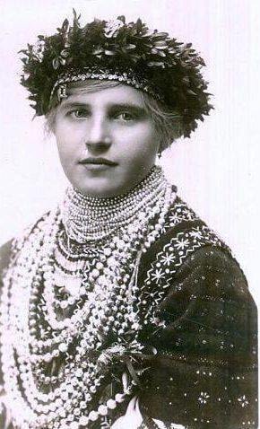 Дивіться, як виглядали українки 100 років тому і порівняйте їх із росіянками (фото)