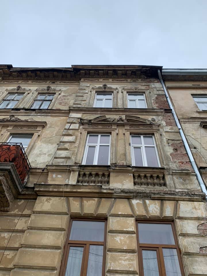 У Львові впала частина фасаду будинку на дах магазину, з якого виходила людина (фото)