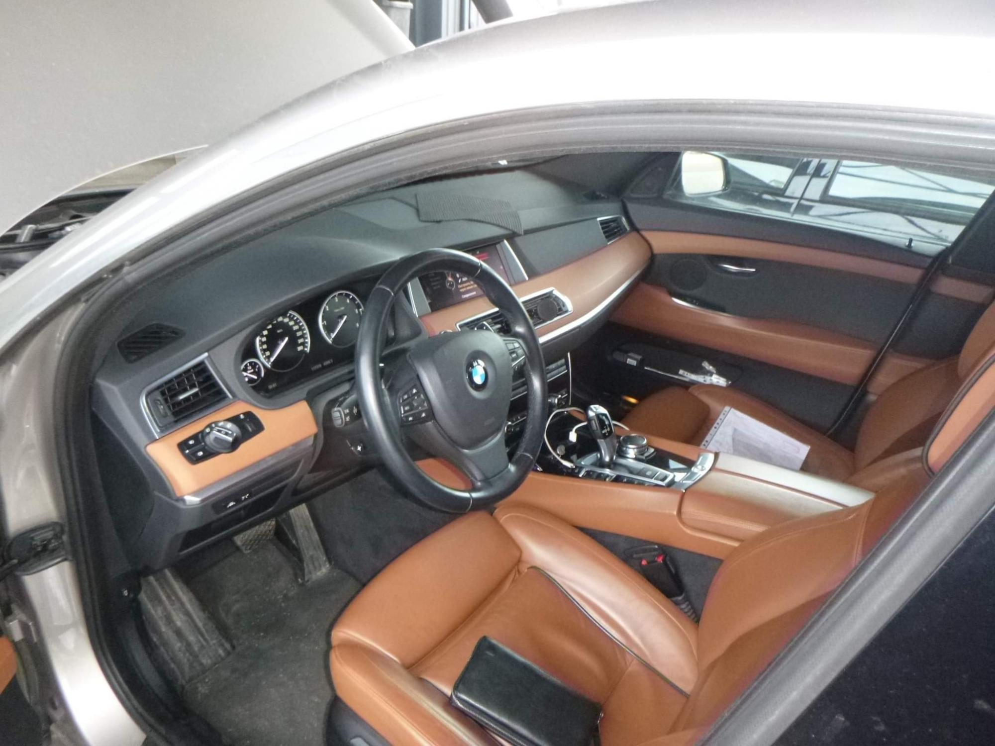 Чоловік пригнав в Україну спортивну "євробляху", яку розшукують по усьому світу (фото)