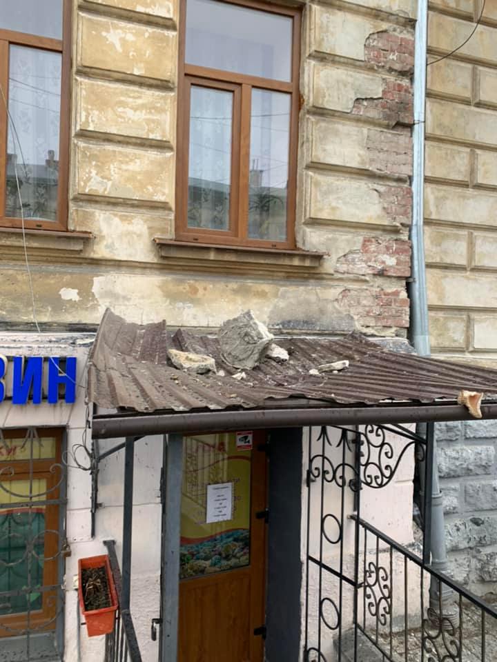 У Львові впала частина фасаду будинку на дах магазину, з якого виходила людина (фото)