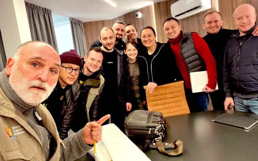 Режисер останньої стрічки про Джеймса Бонда в Києві допомагає людям з харчуванням (фото)