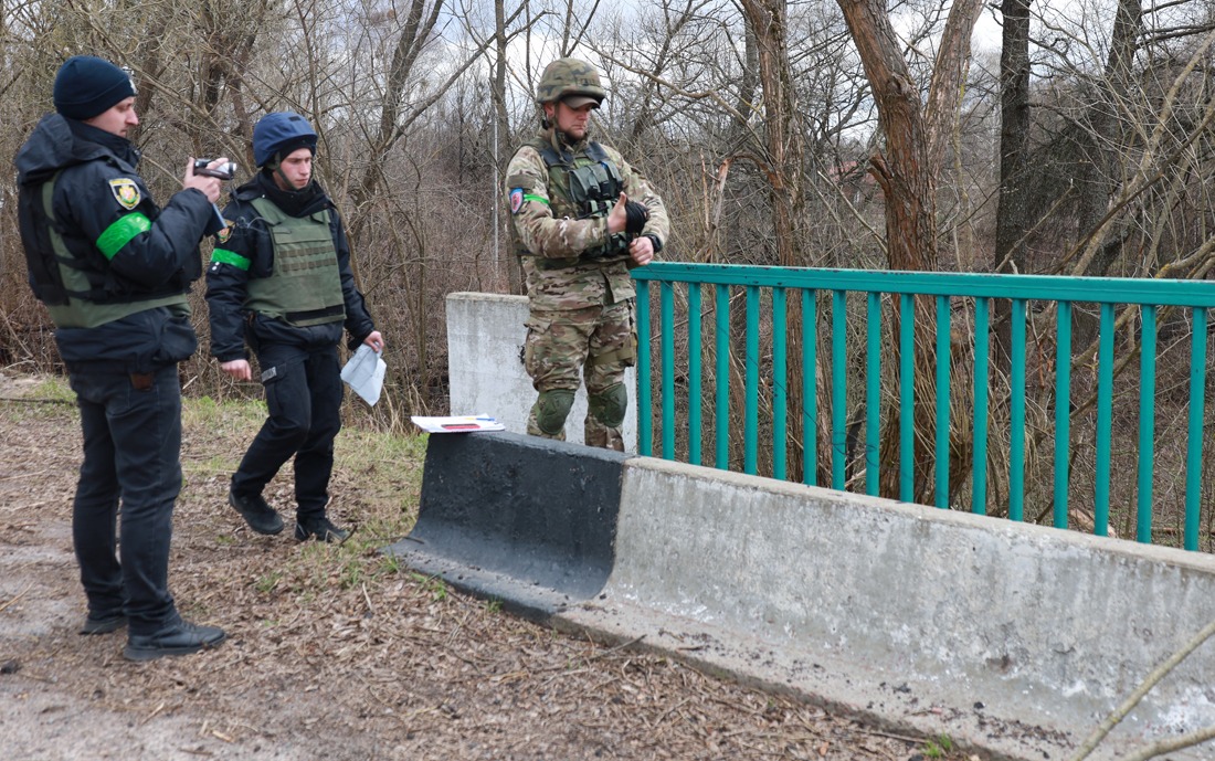 Оккупанты нанесли ракетный удар по городу в Житомирской области: в домах выбило окна и двери