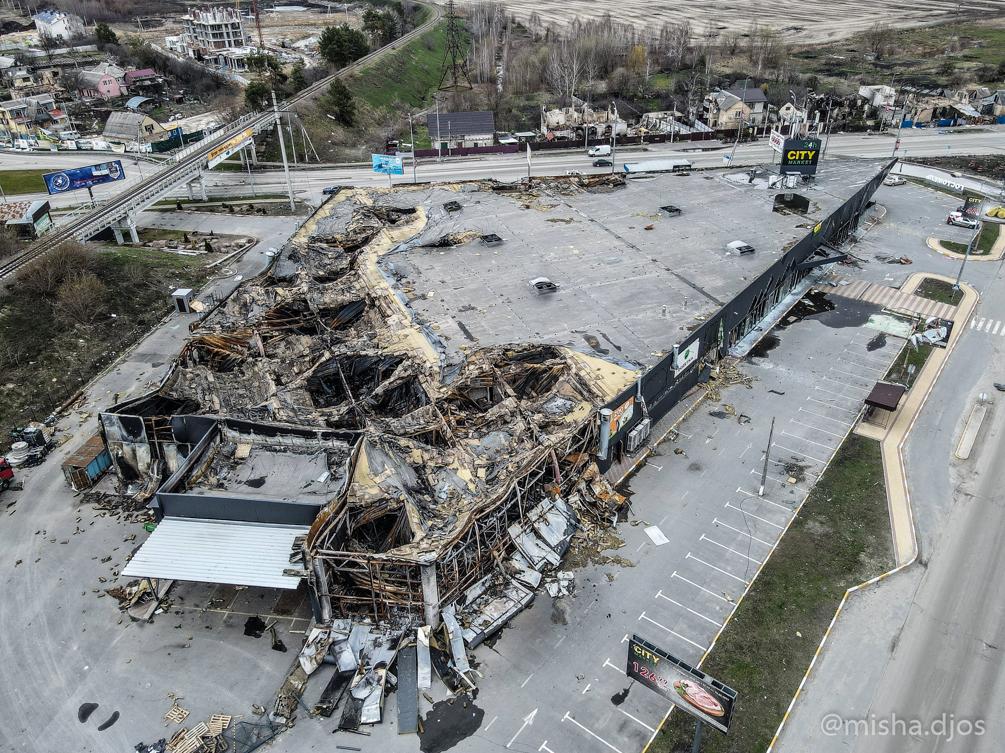 Зруйнований Ірпінь показали з висоти пташиного польоту (фоторепортаж)