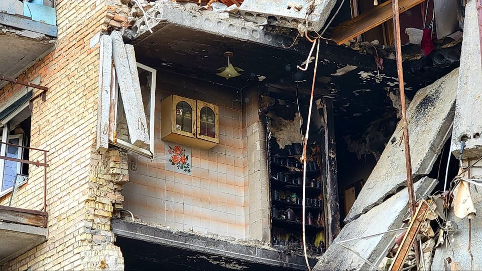 У шафки из Бородянки появилась сестра: в Горенке уцелела еще одна кухонная полочка с банками