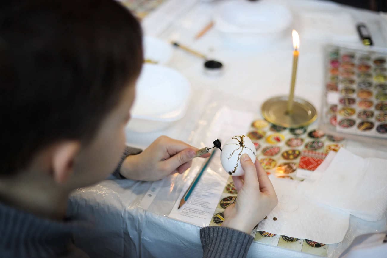 Діти після окупації та бомбардувань створили писанки до Великодня: подивіться на ці фото