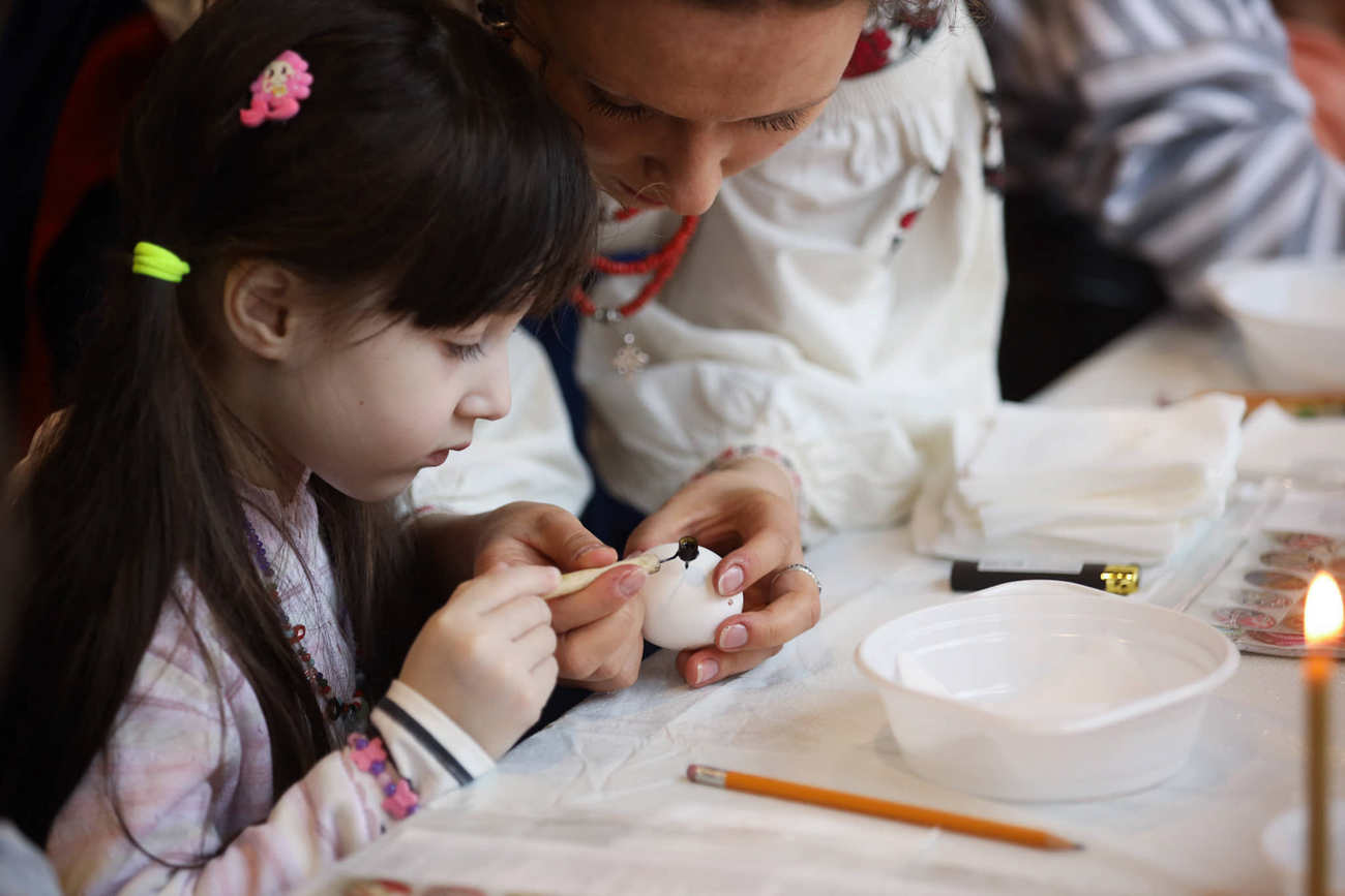 Діти після окупації та бомбардувань створили писанки до Великодня: подивіться на ці фото