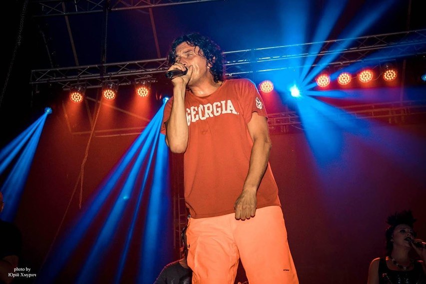 Легендарну футболку Скрябіна, в якій він 2014-го послав Путіна, продали за рекордну суму