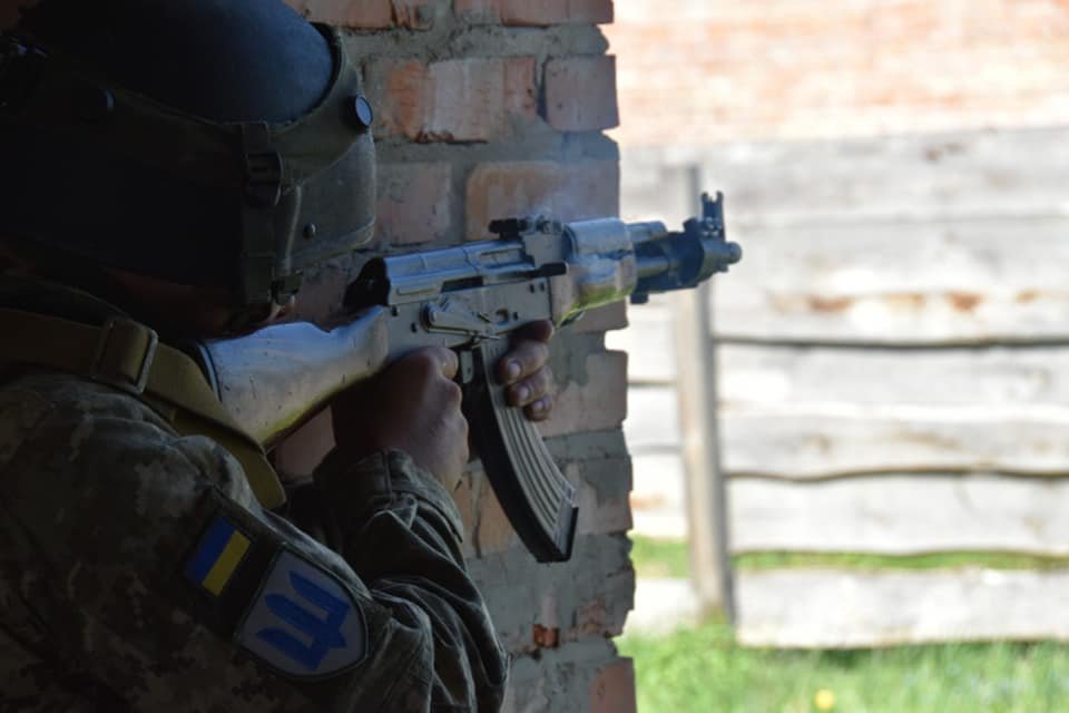 Бои в городах, зачистка построек. Украинские военные тренируются наступать на технике США