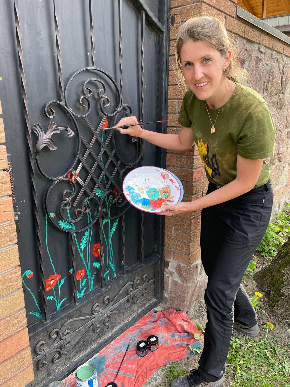 В Буче художница "превратила" отверстия от пуль в цветы (фото)