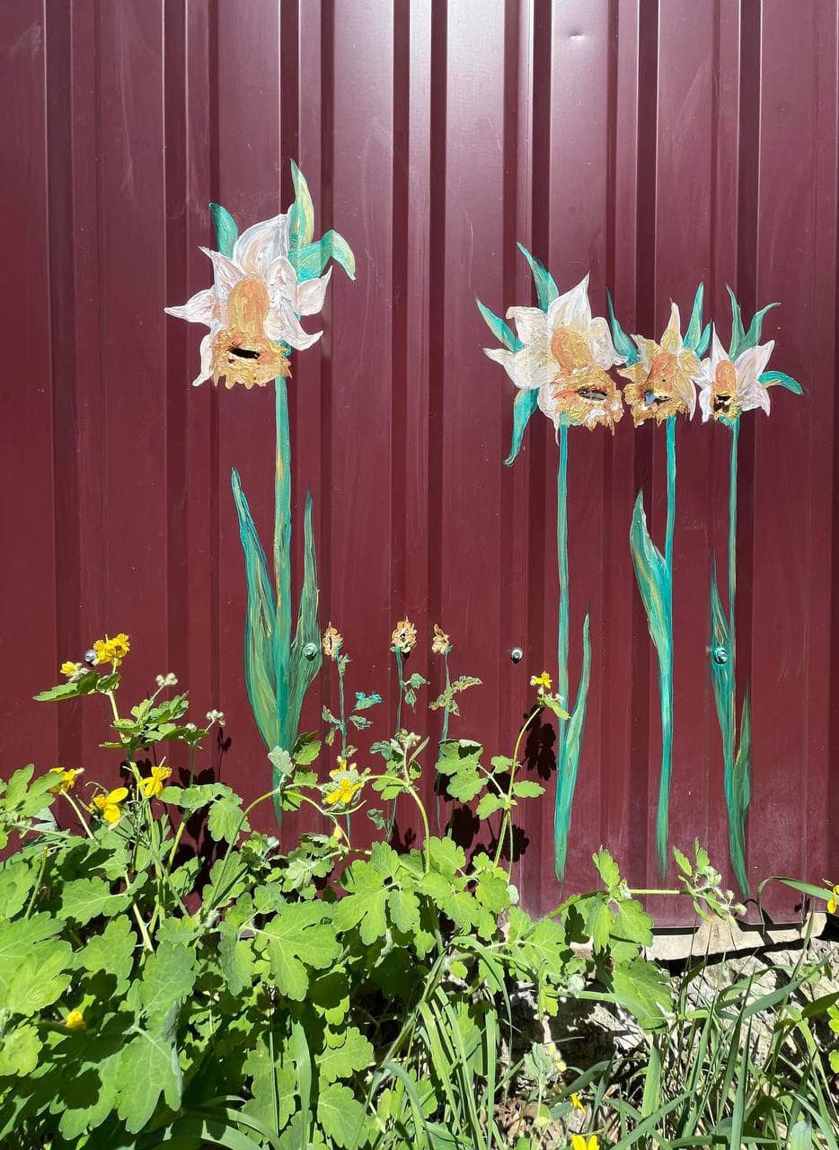 В Буче художница "превратила" отверстия от пуль в цветы (фото)