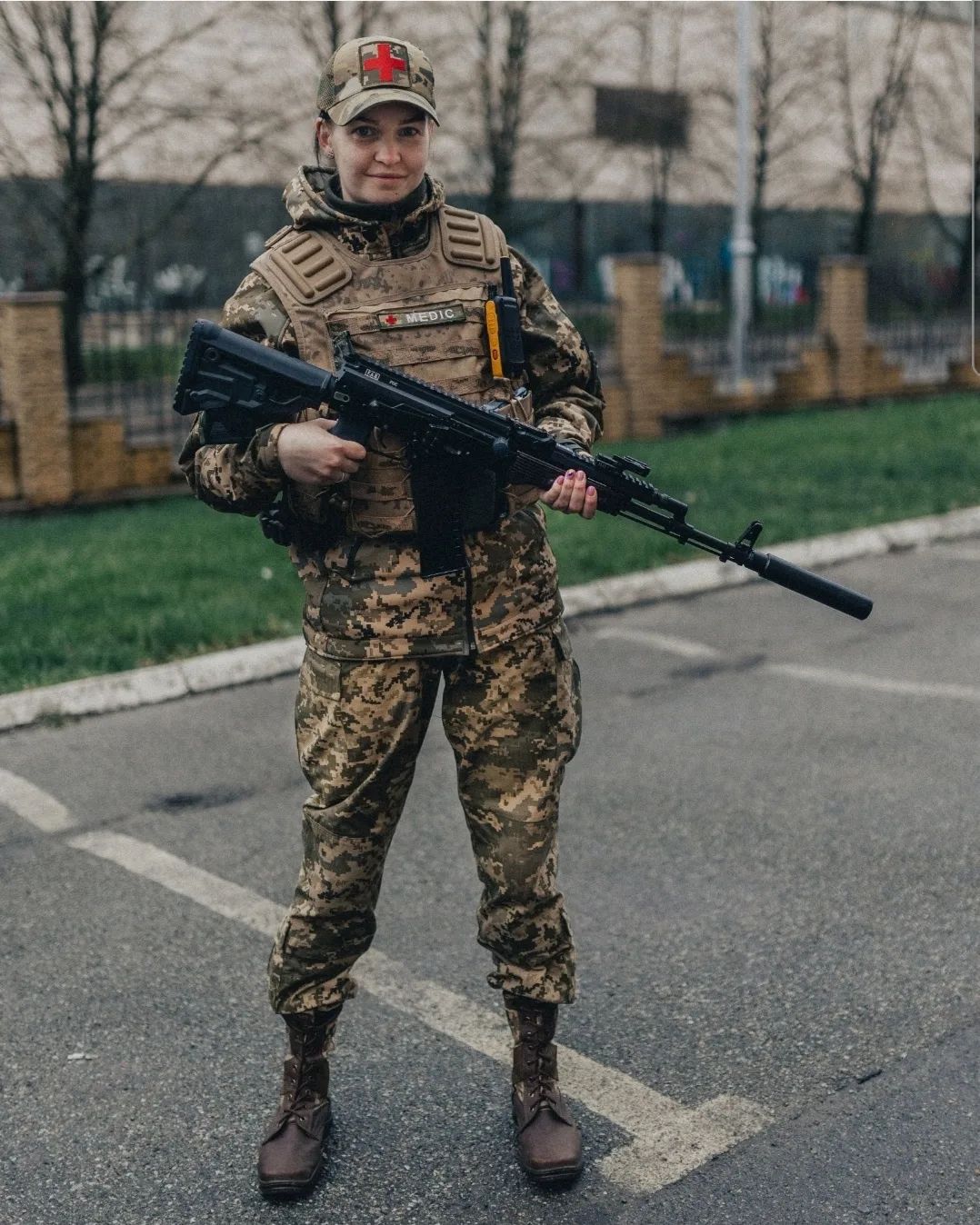 "Я поїду з тобою, щоб тебе врятувати". Історія медика Аліси, яка покинула успішний бізнес і пішла на фронт за чоловіком